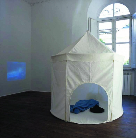 Satoshi Hirose, Casa del caffè e video Cieli, install